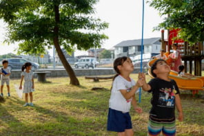 虫捕りをする子どもたち