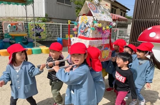 お祭りごっこに参加する子どもたち