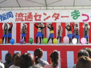 写真:地域のお祭りで踊りを披露