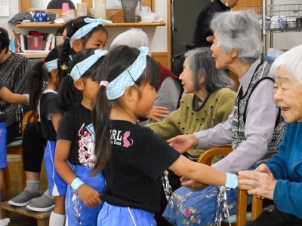 写真:高齢者との交流会