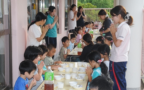 写真:みんなでいただきます