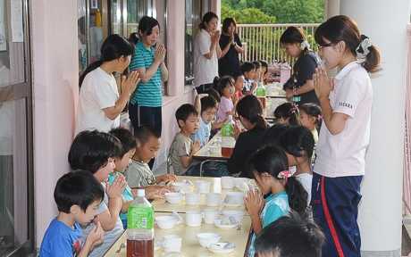 写真：みんなでいただきます