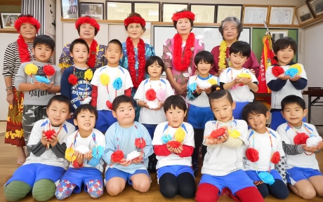 写真:高齢者との交流会
