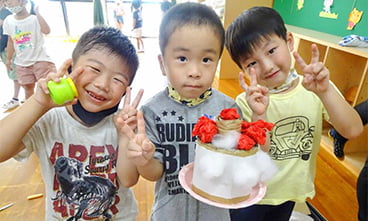 写真:年齢の異なる園児同士が遊ぶ様子