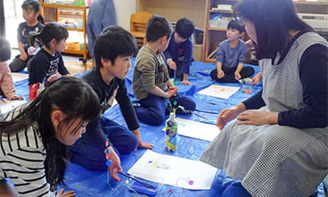 写真:絵を描く子ども