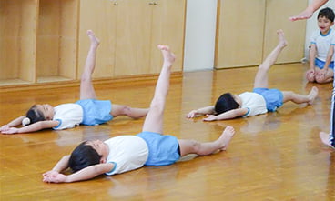 写真:音楽に合わせて身体を動かす子どもたち