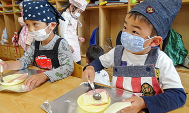 写真：育てた野菜を自分たちで料理！